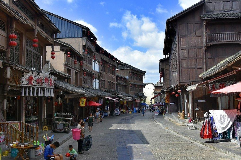 楼顶再盖三层楼，如此违建太吓人，现场画面